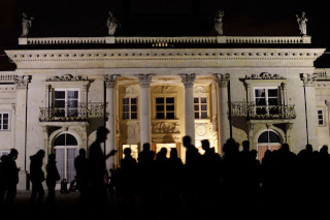 Tłumy zwiedzających oczekujące na zwiedzanie przed wejściem do Pałacu na Wyspie podczas Nocy Muzeów.