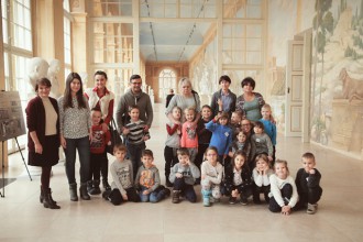 Dzieci wraz z opiekunami i prowadzącymi w Królewskiej Galerii Rzeźby.