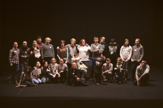 Grupa młodzieży na scenie Teatru Królewskiego.