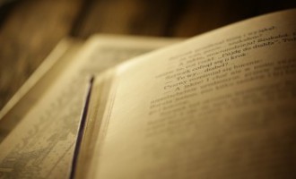 Kolorowe zdjęcie. Fragmenty dwóch otwartych książek, położonych jedna na drugiej.