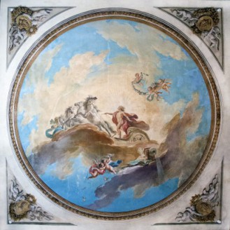 Na suficie teatru królewskiego namalowano błękitne niebo z białymi obłokami. W centrum jest namalowany Apollo, który jedzie na kwadrydze. W rogach plafonu namalowano portrety czterech dramatopisarzy: Sofoklesa, Racine'a, Woltera i Szekspira.