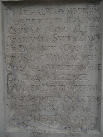 Zdjęcie kolorowe. Epitafium Michała Warembergera, ofiary zarazy z 1708 r., wmurowane w kolumnę stojącą przy ul. Malborskiej w Warszawie.