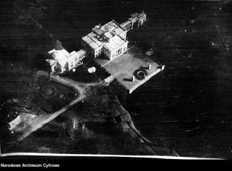 Czarno-białe zdjęcie przedstawiające Pałac na Wyspie z lotu ptaka. Po lewej stronie Pawilon Zachodni z widoczną kaplicą.
