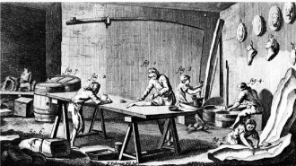 Wnętrze pracowni formierskiej: czterech mężczyzn wykonuje różne prace przy odlewaniu gipsowej rzeźby.