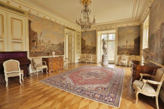 Sala stołowa w Pałacu Myślewickim w Łazienkach z malowidłami na ścianach, które ukazują włoskie widoki