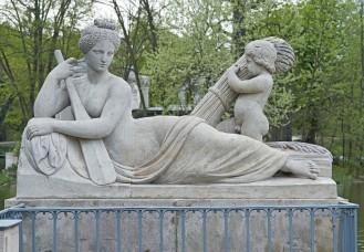 Rzeźba stojąca na tarasie Pałacu na Wyspie - personifikacja Wisły. Półleżąca kobieta wspierająca się na wiośle. Towarzyszy jej putto trzymające snop zboża.