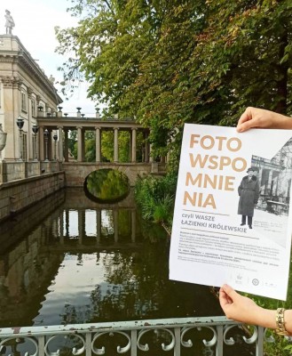 Łazienki Królewskie, widok na arkadowy mostek przy Pałacu na Wyspie. Na pierwszym planie dwie dłonie trzymające plakat z napisem "Fotowspomnienia".